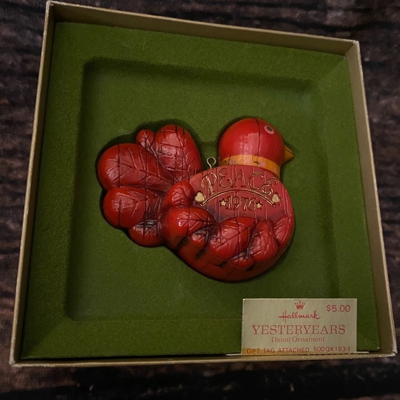 Vintage Hallmark 1976 Tree Trimmer Red Peace Bird Ornament - Picture 1 of 5